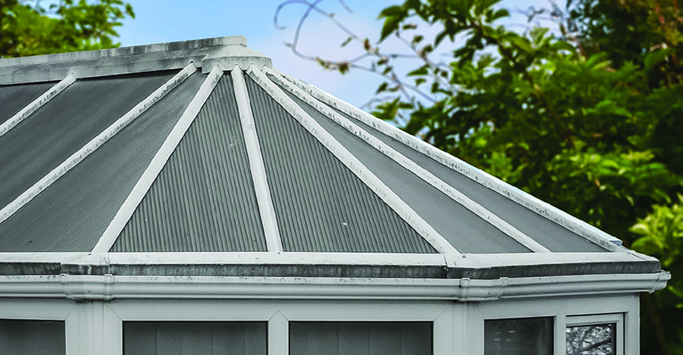 Polycarbonate roof with insufficient insulation